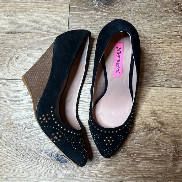 Betsey Johnson Arriel Black Suede Embellised Wedge Pump Size 8.5 - Picture 1 of 7